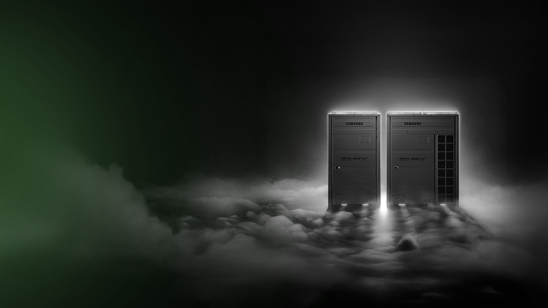MTF Shop Samsung Klimaanlage Wärmepumpe Österreich | Zwei Samsung DVM S2 WindFree Außengeräte in einer modernen, dramatischen Produktpräsentation mit effektvoller Beleuchtung und Bodennebel in Schwarz-Weiß.