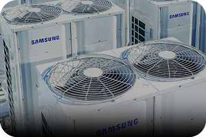 MTF Shop Samsung Klimaanlage Wärmepumpe Österreich | Mehrere leistungsstarke Samsung DVM S Außeneinheiten (Kaltwassersystem) in einer industriellen Aufstellung. Diese hocheffizienten Systeme sind ideal für die Klimatisierung und Beheizung von großen Gewerbeobjekten und Bürogebäuden.