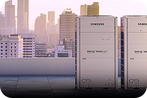 MTF Shop Samsung Klimaanlage Wärmepumpe Österreich | Zwei Samsung DVM S2 WindFree Außengeräte auf einem Dach vor einer Stadt-Skyline. Die hocheffizienten VRF-Systeme bieten intelligente Kühlung und Heizung für anspruchsvolle gewerbliche Projekte.