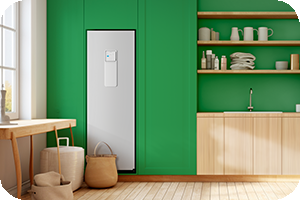 MTF Shop Samsung Klimaanlage Wärmepumpe Österreich | Eine schlanke, weiße Samsung EHS Split ClimateHub Inneneinheit, integriert in eine moderne grüne Wandgestaltung. Die kompakte Wärmepumpen-Station bietet Heizung, Kühlung und Warmwasserbereitung auf kleinstem Raum.