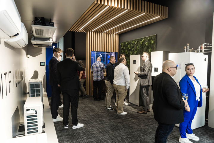 MTF Shop Samsung Klimaanlage Wärmepumpe Österreich | Besucher im modernen MTF Samsung Schauraum in Wien/Vösendorf neben der SCS. Zu sehen sind verschiedene Innengeräte, Wärmepumpen und Steuerungssysteme in einer professionellen Präsentationsumgebung für Fachpartner und Kunden.