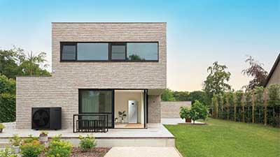 MTF Shop Samsung Klimaanlage Wärmepumpe Österreich | Modernes Samsung DVM-Quint 5in1 Klimaanlagen und Wärmepumpen System an einem Einfamilienhaus mit heller Klinkerfassade.