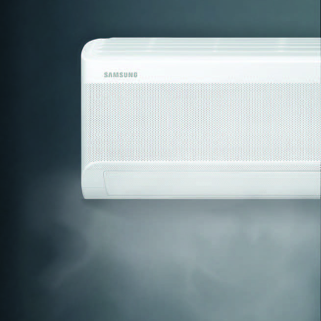 MTF Shop Samsung Klimaanlage Wärmepumpe Österreich | Detailansicht eines weißen WindFree Wandgeräts mit Fokus auf die innovative Frontblende, die sanfte Kühlung durch tausende Mikro-Luftlöcher ohne Zugluft ermöglicht.